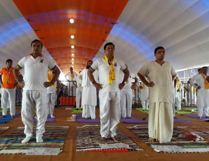 असम में मुख्यमंत्री सर्बानंद सोमवाल ने योग कार्यक्रम में हिस्सा लिया.