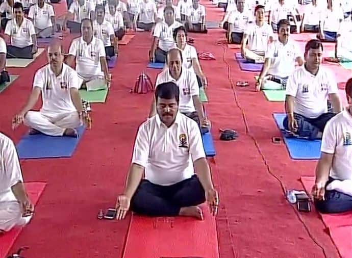 भुवनेश्वर में केंद्रीय मंत्री धर्मेंद्र प्रधान ने लोगों के बीच योग किया.