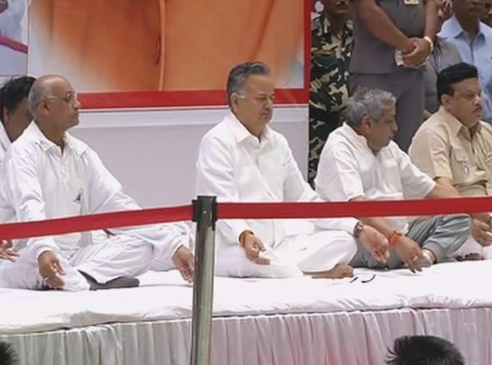छत्तीसगढ़ के मुख्यमंत्री रमन सिंह ने राजधानी रायरपुर में योग किया.