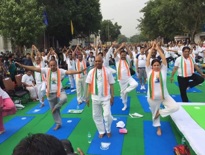 राजधानी दिल्ली में बीजेपी के वरिष्ठ नेता विजय गोयल, एनडीए के राष्ट्रपति उम्मीदवार रामनाथ कोविंद ने योग किया.