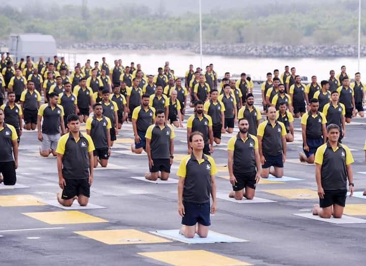 योग दिवस के मौके पर आज आईएनएस विराट पर सैकड़ों नौसैनिक एक साथ योग किया. 