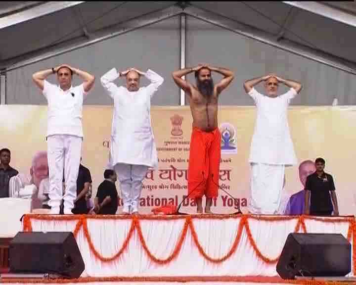 गुजरात के अहमदाबाद में योग गुरु बाबा रामदेव ने भी आम जनता के साथ योग किया. इस मौके पर अमित शाह और गुजरात के सीएम रुपाणी ने भी योग किया.