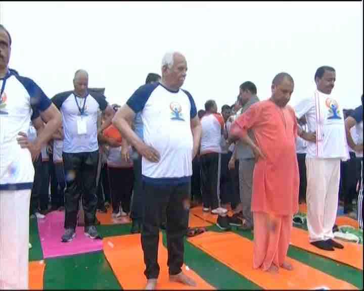 लखनऊ रमाबाई मैदान में इस मौके पर उत्तर प्रदेश के राज्यपाल राम नाइक और मुख्यमंत्री योगी आदित्यानाथ ने पीएम मोदी के साथ योग किया. 