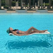 Viral: लोगों को खूब भा रही है लॉरेन की पूल में परफेक्ट फिगर वाली ये तस्वीर