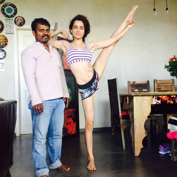 इस तस्वीर में कंगना के साथ उनके योग गुरू सुर्य नारायण सिंह हैं.