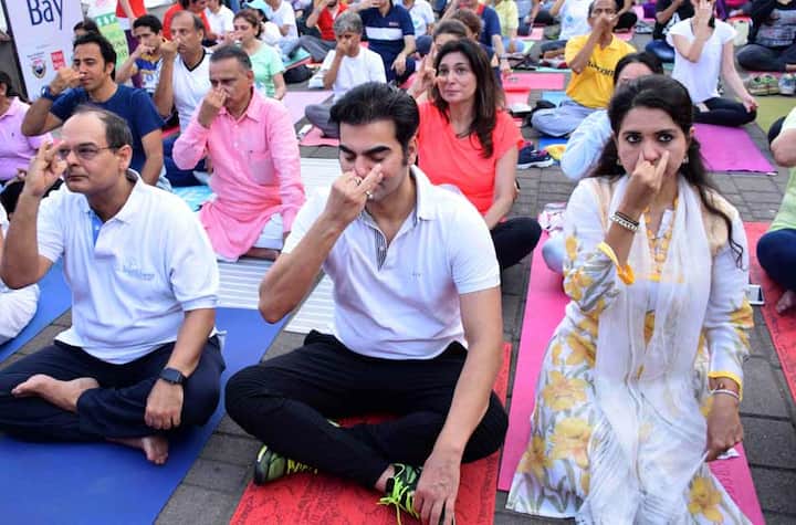मरीन ड्राइव के योगा सेशन में अरबाज खान भी पहुंचे थे.