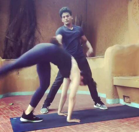 चक्रासन के बाद बैक मूव करती आलिया की वीडियो देखें. A post shared by Alia ✨⭐️ (@aliaabhatt) on Jun 3, 2017 at 7:35am PDT 