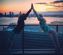 International Yoga Day Special: हॉलीवुड हीरोइनें भी फिगर मेंटेन करने के लिए करती हैं योगा, देखिए तस्वीरें! 