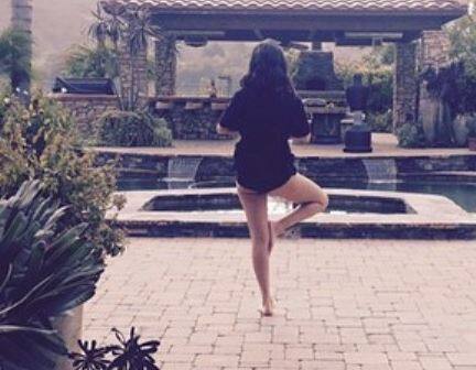 अपनी खूबसूरत सुबह की शुरूआत वृक्षासन से करती हॉलीवुड सिंगर और एक्ट्रेस सेलेना गोम्ज.