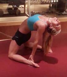 International Yoga Day Special: हॉलीवुड हीरोइनें भी फिगर मेंटेन करने के लिए करती हैं योगा, देखिए तस्वीरें! 