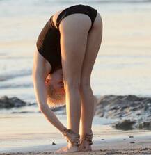 International Yoga Day Special: हॉलीवुड हीरोइनें भी फिगर मेंटेन करने के लिए करती हैं योगा, देखिए तस्वीरें! 