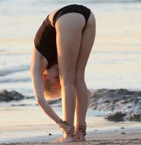 International Yoga Day Special: हॉलीवुड हीरोइनें भी फिगर मेंटेन करने के लिए करती हैं योगा, देखिए तस्वीरें! International Yoga Day Special: हॉलीवुड हीरोइनें भी फिगर मेंटेन करने के लिए करती हैं योगा, देखिए तस्वीरें!