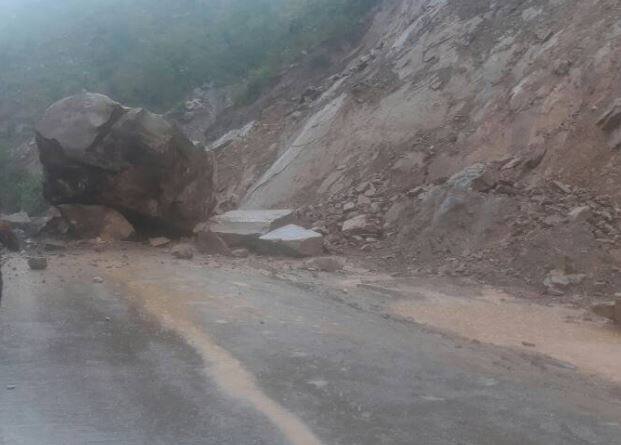 भारी बारिश से गिरी चट्टान, जम्मू-श्रीनगर नेशनल हाइवे बंद, सैकड़ों लोग फंसे Jammu Srinagar National Highway Closed After A Big Rock Fell On The Road In Udhampur District भारी बारिश से गिरी चट्टान, जम्मू-श्रीनगर नेशनल हाइवे बंद, सैकड़ों लोग फंसे