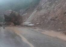 भारी बारिश से गिरी चट्टान, जम्मू-श्रीनगर नेशनल हाइवे बंद, सैकड़ों लोग फंसे