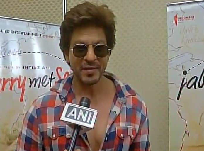 शाहरुख ने न्यूज़ एजेंसी ANI से आगे कहा कि स्टिक के सहारे योग करने के बाद अब मेरे कंधे में सुधार है. मेरे पास जब भी वक्त होता है मैं इसे करता हूं. लेकिन नियमित तौर पर इसे नहीं कर पाता. आगे तस्वीरों और वीडियो में देखिए किन-किन सितारों ने आज योग किया और इसे सोशल मीडिया पर शेयर किया...