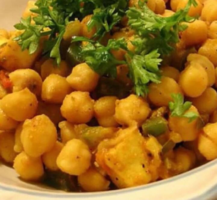 चना शरीर के फालतू पानी को सोखता है.