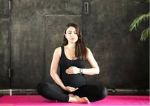 सोहा अली खान ने योगा करते हुए फ्लॉन्ट किया बेबी बंप, देखें तस्वीरें