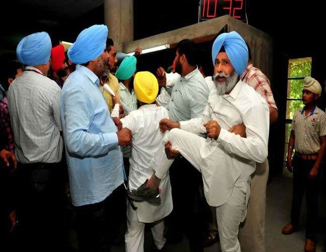 पंजाब विधानसभा में जबरदस्त हंगामा, AAP विधायकों की खैरा का निलंबन वापस लेने की मांग