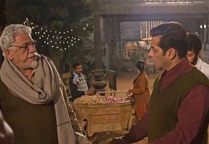 ओम पुरी: सिनेमा जगत ने इस साल दिग्गज अभिनेता ओम पुरी को भी खो दिया. 66 साल के ओम पुरी का निधन 6 जनवरी 2017 को हुआ. ओम पुरी ‘अर्ध सत्य’, ‘जाने भी दो यारों’ और ‘तमस’ जैसी कई बेहतरीन फिल्मों के लिए जाने जाते हैं. इसी साल 2017 में रिलीज हुई सलमान खान की फिल्म 'ट्यूबलाइट' ओम पुरी की आखिरी फिल्म है.