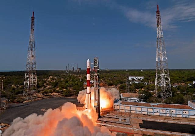 Isro Launches Pslv C38 Rocket On A Mission To Put 31 Satellites Into Orbit From Sriharikota इसरो की एक और सफल उड़ान, कार्टोसेट टू समेत 14 देशों के 29 सेटेलाइट्स अंतरिक्ष में लॉन्च