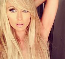 सेल्फी दिवस पर पेरिस ने इंस्टा पर पोस्ट की हदें पार करती तस्वीरें!