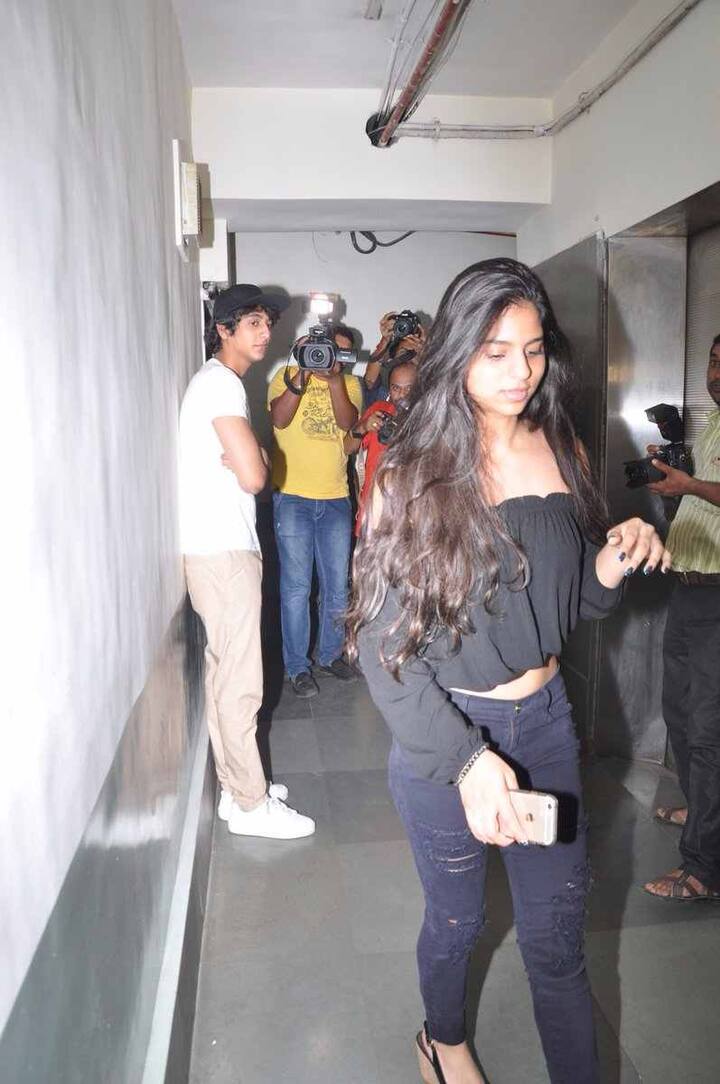सुहाना को देखते ही paparazzi उनपर टूट पड़े, इससे सुहाना थोड़ी घबराई सी भी दिखीं.