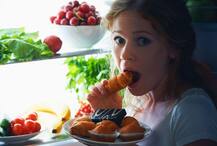 रात में सोने से पहले इन फूड्स को बिल्कुल भी ना खाएं क्योंकि...