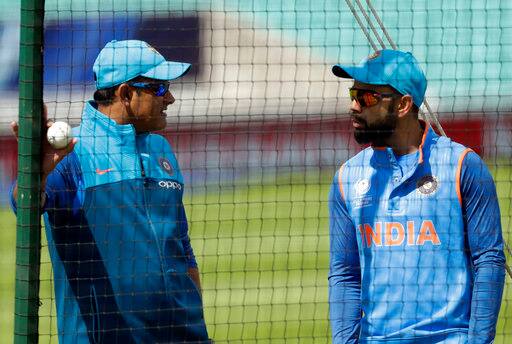 भारतीय क्रिकेट टीम के कप्तान विराट कोहली ने टीम के मुख्य कोच पद से इस्तीफा देने वाले अनिल कुंबले से टकराव पर किसी तरह का सीधा बयान देने से बचते हुए कहा कि वह एक खिलाड़ी के तौर पर कुंबले का सम्मान करते हैं. उन्होंने यह भी कहा कि ड्रेसिंग रूम में कई तरह की बातें होती हैं, जिन्हें वह सार्वजनिक नहीं कर सकते.