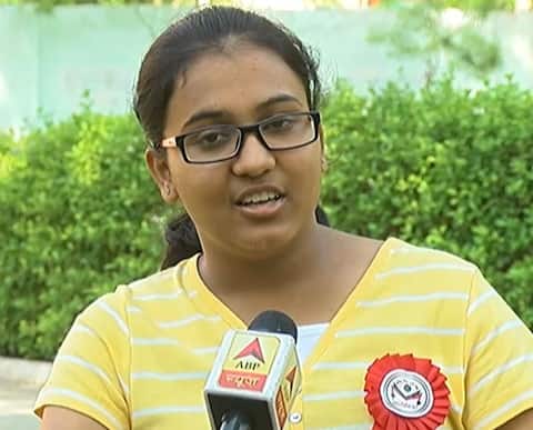 NEET परीक्षा: बठिंडा की निकिता ने देशभर में लाया 8वां रैंक, मां बोलीं- बेटों से कम नहीं है बेटियां NEET परीक्षा: बठिंडा की निकिता ने देशभर में लाया 8वां रैंक, मां बोलीं- बेटों से कम नहीं है बेटियां