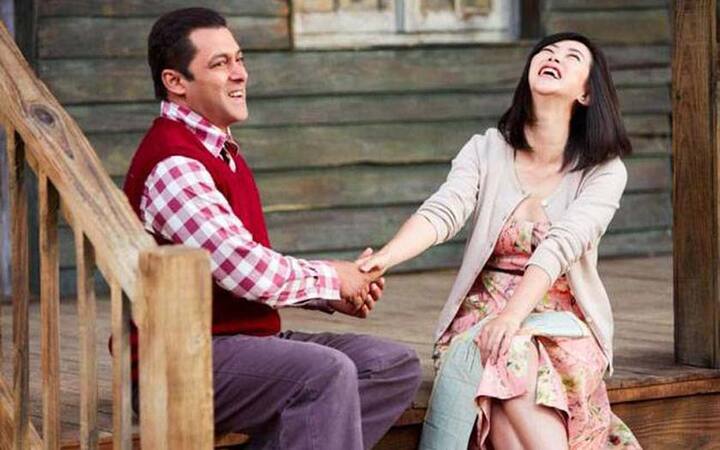 ऐसी उम्मीद की जा रही है कि ट्यूबलाइट भी बॉक्स ऑफिस पर शानदार कमाई करेगी. अगर बात की जाए फिल्म के पहले दिन की कमाई की तो यह तकरीबन 25 करोड़ रुपये का कारोबार कर सकती है. boxofficeindia.com में छपी एक रिपोर्ट के मुताबिक फिल्म पहले दिन यूएई और दूबई में 6.6 करोड़ रुपये का बिजनेस कर चुकी है. बता दें कि यूएई और दूबई में यह फिल्म एक दिन पहले रिलीज हुई. 