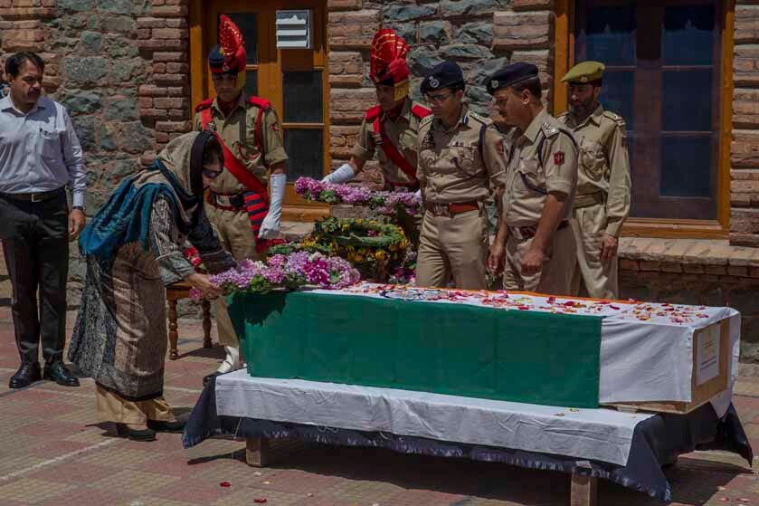 J&K: मोहम्मद अयूब पंडित मर्डर केस में बड़ी कार्रवाई, नॉर्थ श्रीनगर के SP को हटाया गया