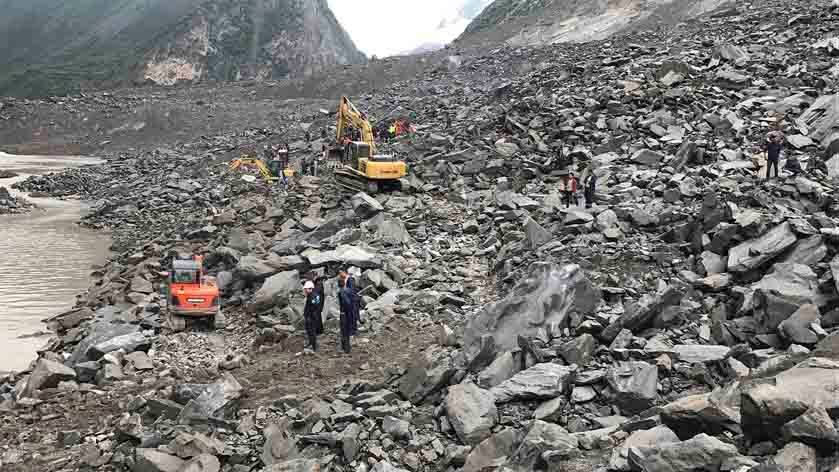 चीन में भारी बारिश से भूस्खलन, मलबे में करीब 140 से ज्यादा लोग दबे