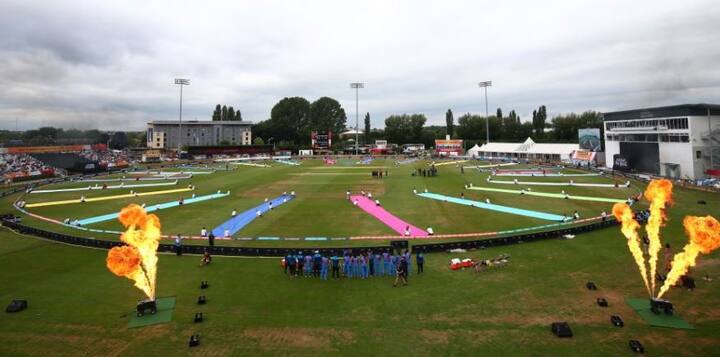 भारत की तरफ से दीप्ति शर्मा ने सबसे ज्यादा तीन विकेट लिए. शिखा पांडे ने भी दो अहम विकेट हासिल किए, जबकि पूनम यादव एक सफलता अर्जित करने में सफल रहीं. इंग्लैंड की चार बल्लेबाज रन आउट हुईं.