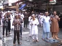 देश भर में ईद की रौनक, सुबह- सुबह पढ़ी गयी नमाज