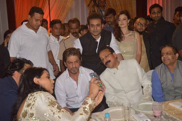 बता दें कि पहले जब शाहरूख-सलमान एक दूसरे को अवॉइड करते थे तब बाबा सिद्दीकी इन दोनों के साथ पार्टी में बुलाते थे और दोनों एक दूसरे से गले मिलते थे. ऐसी तस्वीरें खूब सुर्खियां बनती थीं.