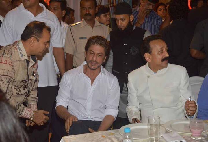 White शर्ट, ब्लैक ट्राउजर और ब्लैक जूते में शाहरूख बहुत ही हैंडसम लग रहे थे.