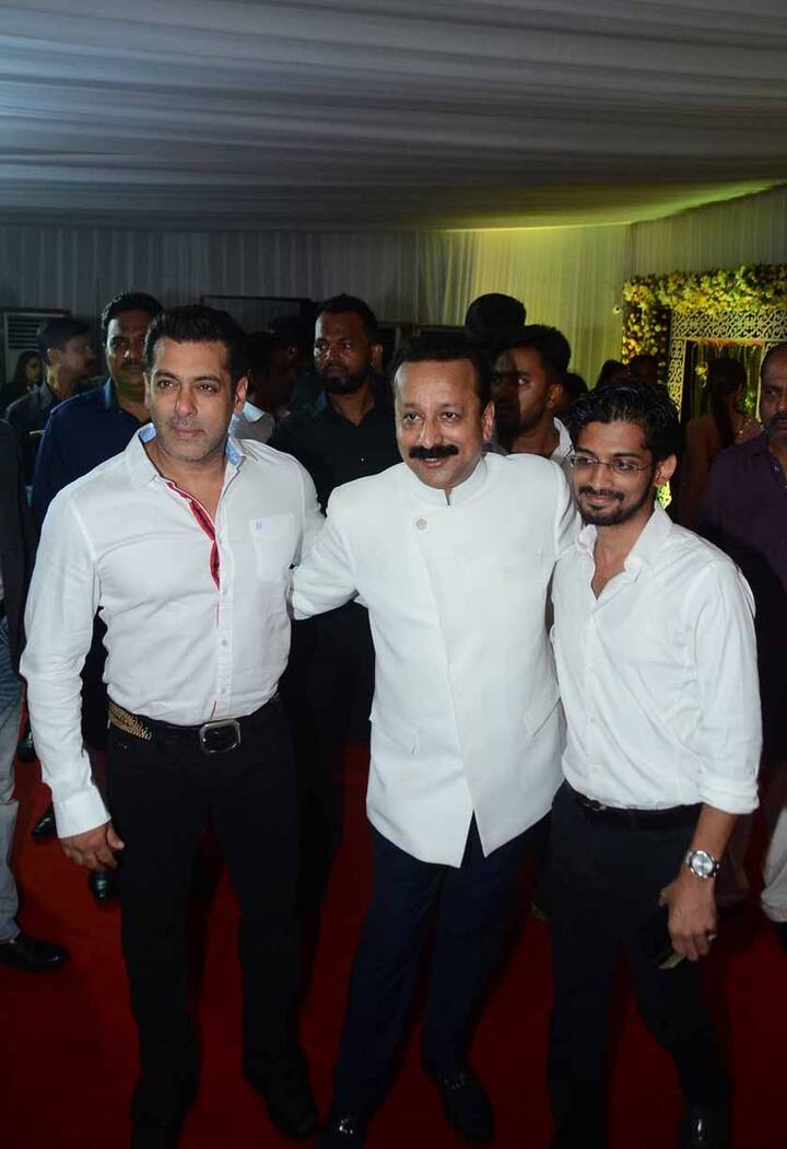 दिलचस्प ये था कि सलमान और शाहरूख एक ही कलर के कपड़ों में ये पार्टी अटेंड करने पहुंचे.