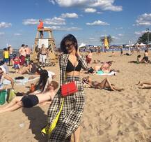 कुछ इस अंदाज में फुर्सत के लम्हों को एन्जॉय कर रही हैं मौनी रॉय, देखें तस्वीरें...