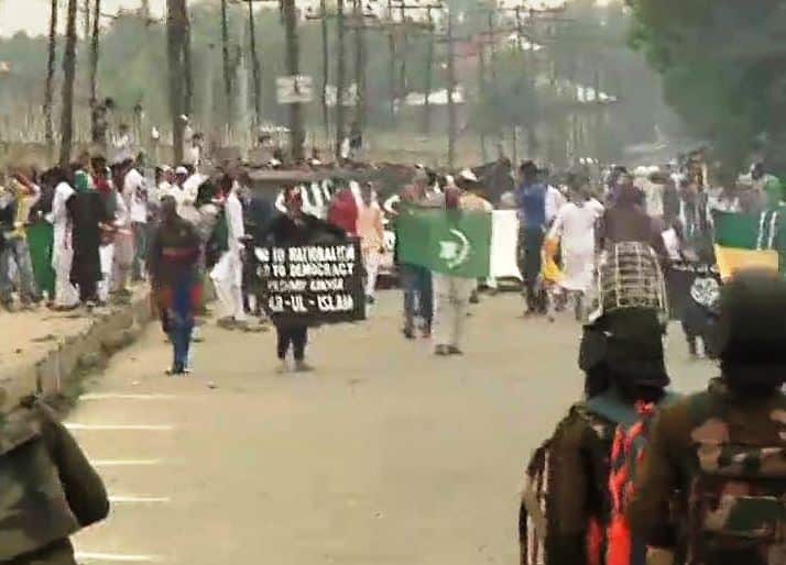 जम्मू-कश्मीर के कई इलाकों में ईद की नमाज के बाद सुरक्षाबलों पर पत्थरबाजी, कई जख्मी