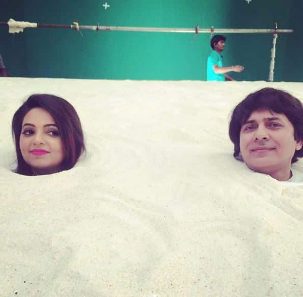  साथ ही कृष्णा ने कहा है कि हम दोनों टीवी के सलमान खान और शाहरुख खान तो हैं. लेकिन उन दोनों की तरह हम दोनों दोस्त नहीं. हम एक-दूसरे से बात नहीं करते हैं, लेकिन हम एक दूसरे की इज्जत करते हैं. मैं उस दिन का इंतजार कर रहा हूं जब हम दोनों एक साथ काम करेंगे.