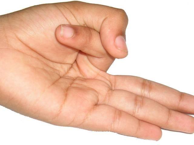 इसके साथ ही वायुमुद्राभ्यारस भी करें. यदि दफ्तर में आप वज्रासन में नहीं बैठ सकते तो करें वायुमुद्राभ्यास. इसमें पहली उंगलियों को मोड़कर अंगुठे पर टिका दें और अंगुठे को अंगुली के ऊपर रखें इससे आपको प्रेशर महसूस होगा. इस स्थिति में बाकी तीन-तीन अंगुलियां एकदम सीधी रहेंगी. अपने हाथों को घुटनों पर टिका दें. हथेलियां आकाश की और रहेंगी. ऐसा करने से भी गैस्ट्रिक की समस्या आसानी से दूर होगी.