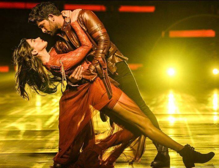 ‘दुवदा जगन्नाधम’ में अल्लू अर्जुन के अलावा पूजा हेगड़े, राव रमेश, सुब्बाराज और मुरली शर्मा भी हैं. फिल्म के गीतों को देवी श्री प्रसाद ने अपनी धुनों से सजाया है. निर्माता दिल राजू के साथ अर्जुन की यह तीसरी हिट फिल्म है. (फोटो क्रेडिट- इंस्टाग्राम)