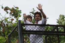 IN PICS : ईद पर बेटे अबराम के साथ फैंस से कुछ यूं मिले सुपरस्टार शाहरुख खान!