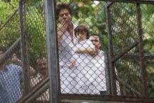 IN PICS : ईद पर बेटे अबराम के साथ फैंस से कुछ यूं मिले सुपरस्टार शाहरुख खान!