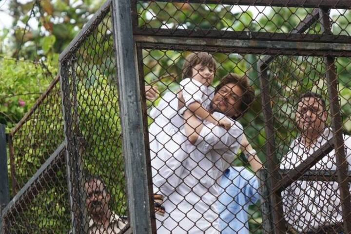 शाहरुख ने ईद के मौके पर मीडिया से भी बात की और उन्होंने सलमान का जिक्र करते हुए कहा, ‘सलमान मेरा अच्छा दोस्त है मुझे लगता है कि आज ईद के मौके पर उसके घर से बिरयानी आएगी.’