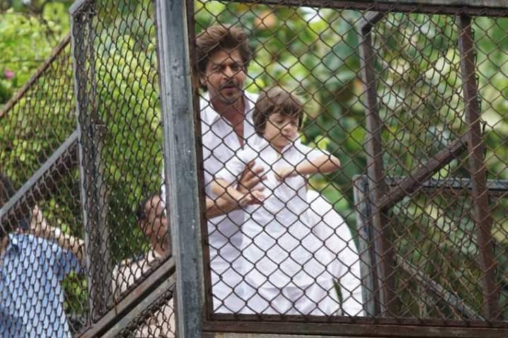 अपने माता-पिता के साथ मनाए गए ईद की यादों को ताजा करते हुए शाहरुख ने कहा, ‘बचपन में ईद पर मां-पापा के दोस्तों के घर जाना थोड़ा बोरिंग लगता था. लेकिन वे दिन बहुत ही खास था.’