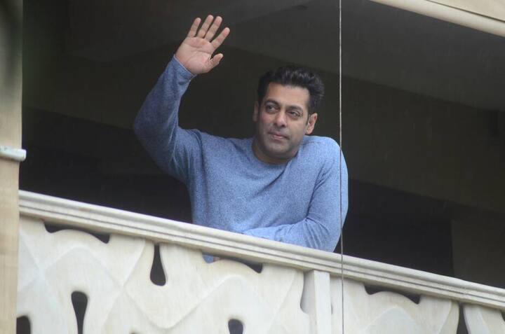 ‘ट्यूबलाइट’ भारत में कुल 4350 और विदेशों में 1200 स्क्रीन पर रिलीज हो रही है. कुल मिलाकर ये फिल्म 5550 स्क्रीन पर रिलीज हो रही है. 2 घंटे 16 मिनट की इस फिल्म की ज्यादातर शूटिंग लद्दाख और मनाली में हुई है. ये फिल्म रिलीज से पहले ही कई वजह से सुर्खियों में रही है.