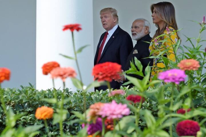 ट्रंप और उनकी पत्नी ने मोदी का गर्मजोशी से स्वागत किया और व्हाइट हाउस में भीतर जाने से पहले वे एकदूसरे से संक्षिप्त बातचीत करते हुए और हालचाल पूछते हुए दिखे.