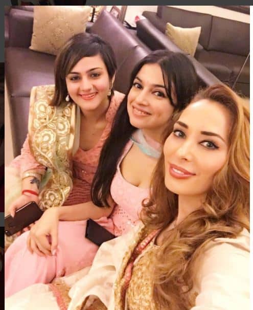 पार्टी में सलमान खान की गर्लफ्रेंड यूलिया वंतूर भी मौजूद थीं.