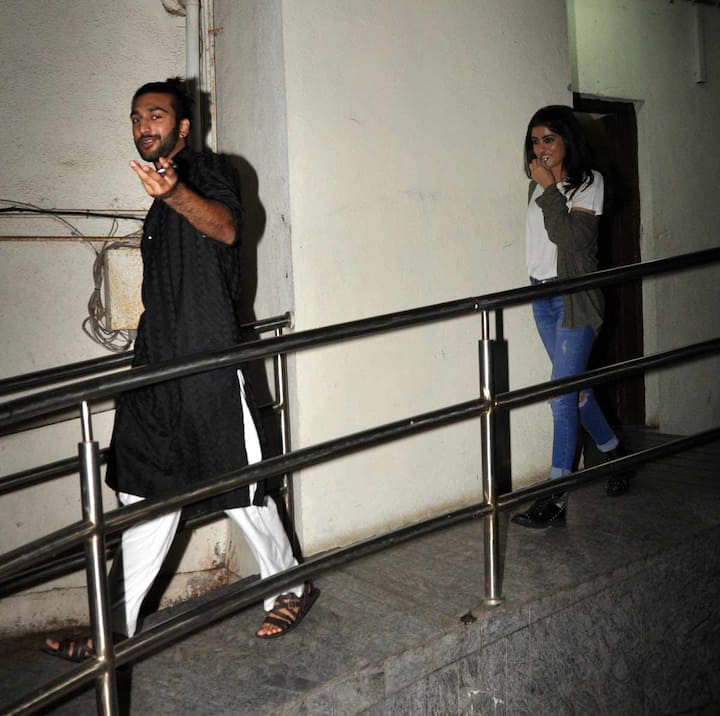 दरअसल मुंबई के जुहू में नव्या और उनके मेल फ्रेंड को PVR के बाहर स्पॉट किया गया और इसी दौरान दोनों कैमरे में कैद हो गए.